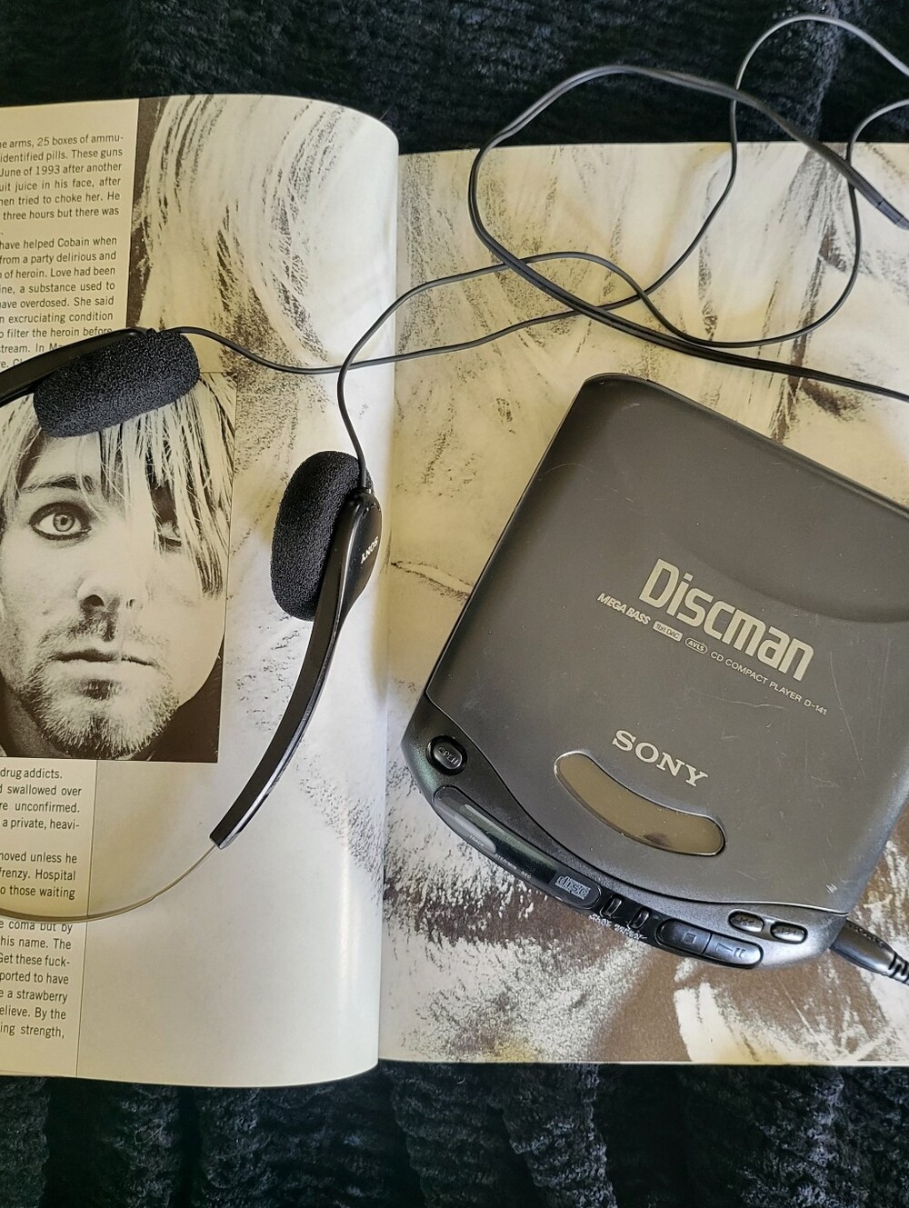 Vintage Sony Discman D-141 Portable CD Player Mega Bass w/ Original Headphones